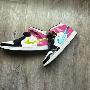 Jordan 1 mid (white black cyber pink)